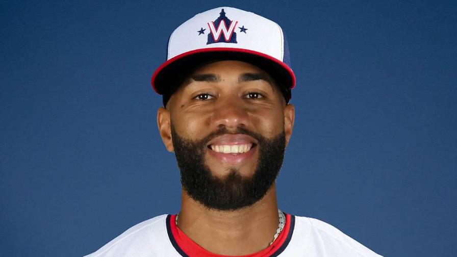 Amed Rosario firma contrato con los Nacionales de Washington