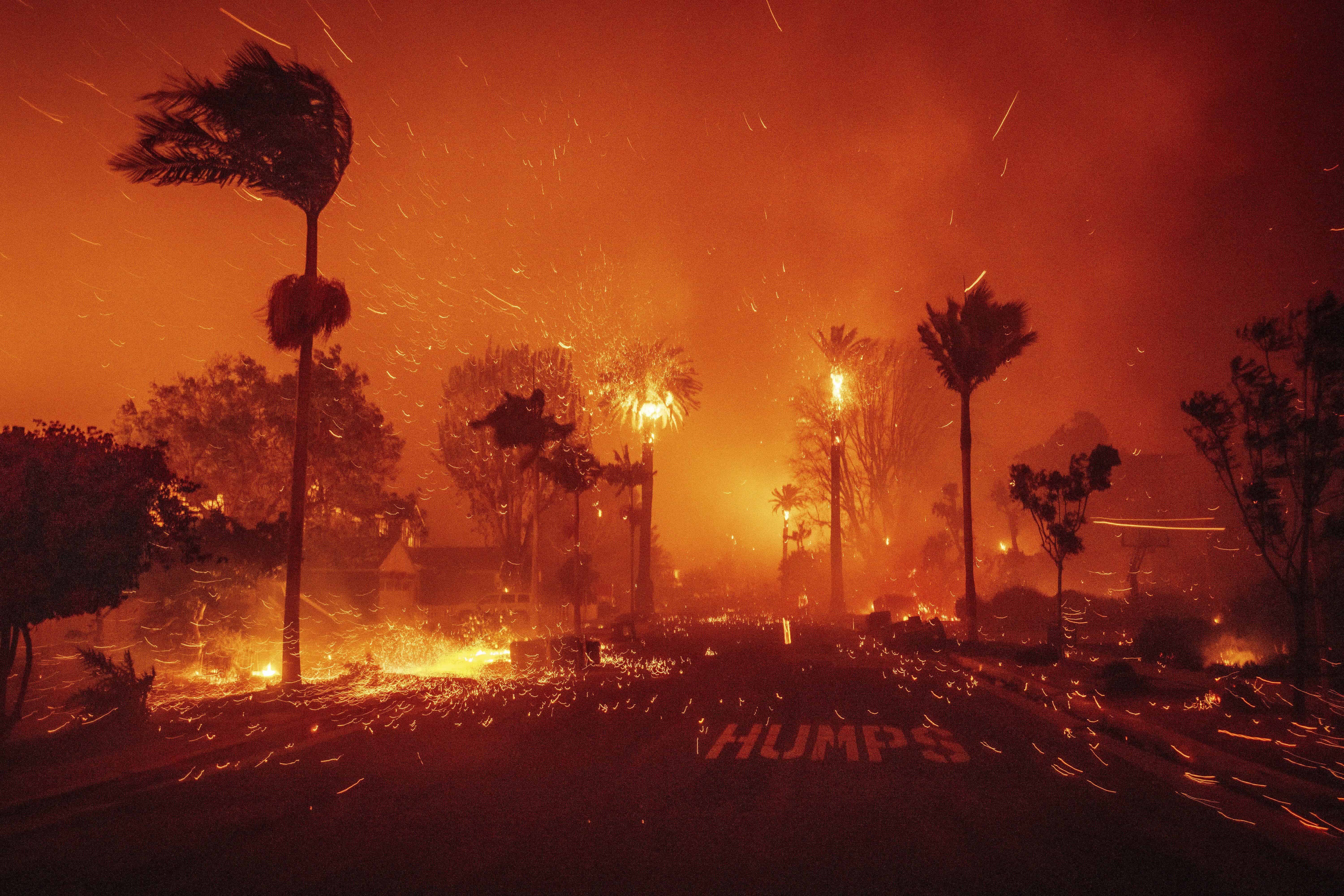 El incendio de Palisades devasta un vecindario en medio de fuertes vientos en el vecindario de Pacific Palisades de Los Ángeles, el martes 7 de enero de 2025.