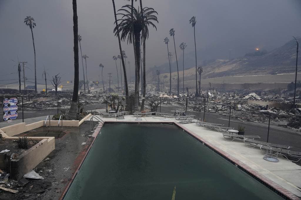 Se muestra una propiedad devastada por un incendio forestal después de que el incendio Palisades arrasara el vecindario de Pacific Palisades en Los Ángeles, el miércoles 13 de enero de 2019. 8, 2025.