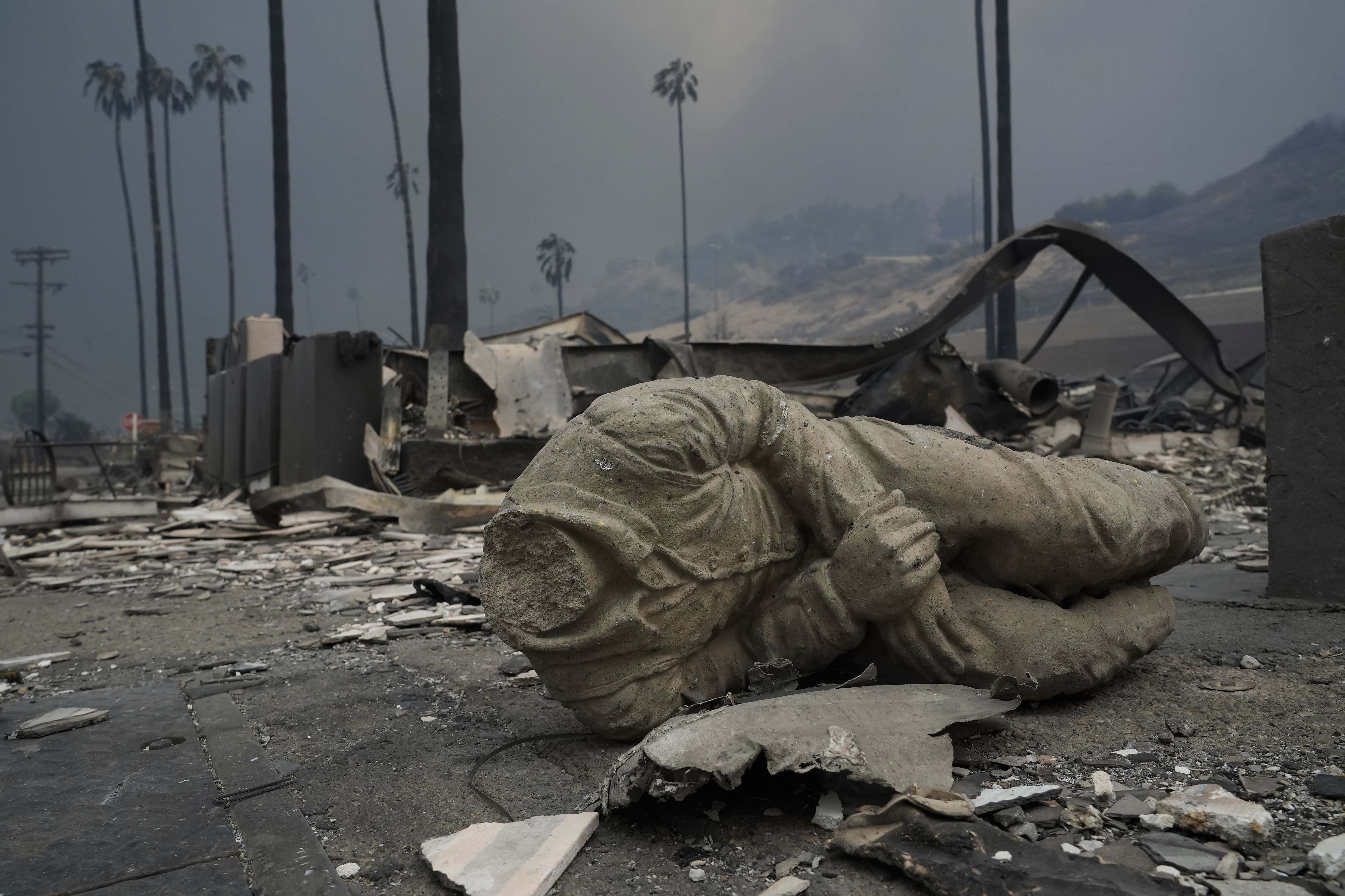 Una estatua y otras estructuras quemadas por un incendio en el vecindario Pacific Palisades de Los Ángeles, el miércoles 8 de enero de 2025.