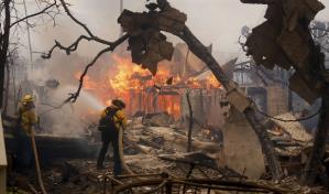 Sube a cinco el número de muertos en uno de los incendios que azotan a Los Ángeles