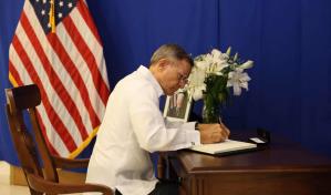 Roberto Álvarez firma libro de condolencias por el fallecimiento del expresidente Jimmy Carter