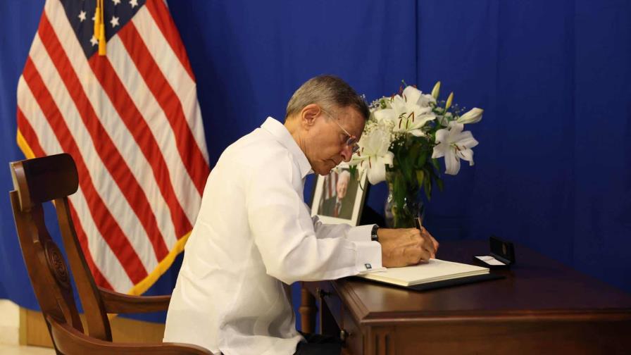 Roberto Álvarez firma libro de condolencias por el fallecimiento del expresidente Jimmy Carter