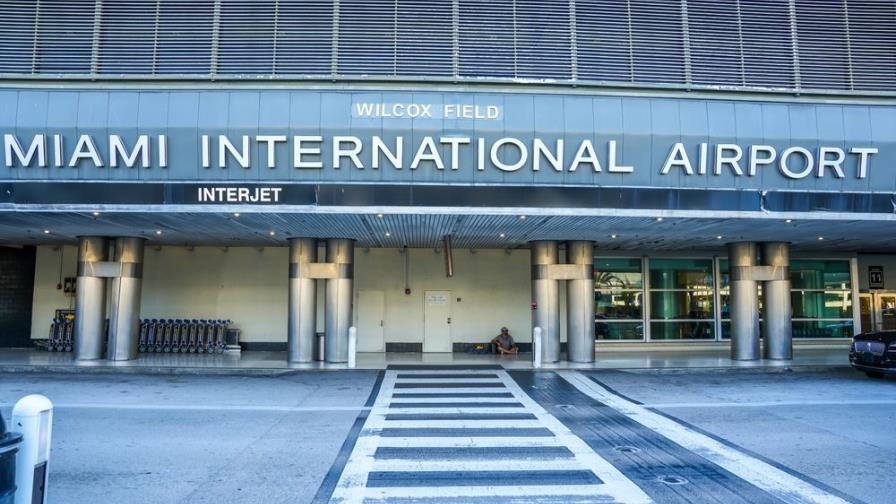 Cierran estacionamiento del aeropuerto de Miami tras incendio de varios vehículos