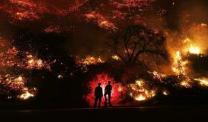 Los Ángeles declara el estado de emergencia por incendios sin control con 30,000 evacuados