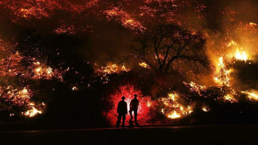 Los Ángeles declara el estado de emergencia por incendios sin control con 30,000 evacuados