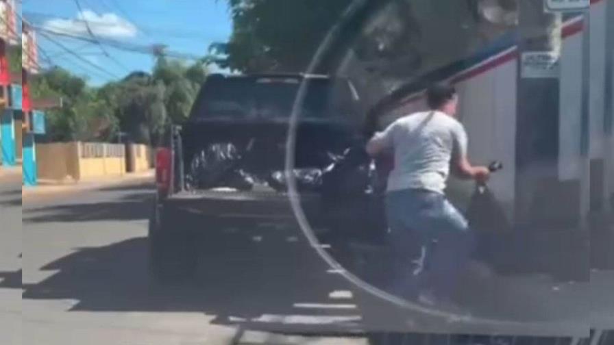 Hombre es captado en cámara lanzando basura en vía pública en San Pedro de Macorís