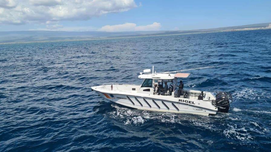 Miembros de la Armada interceptan embarcación de pesca ilegal en Montecristi