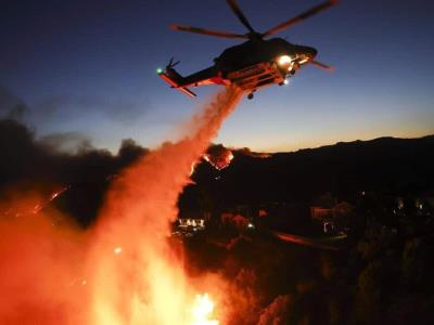 Biden ofrece ayuda para luchar contra incendio de Los Ángeles