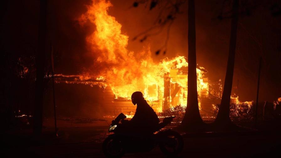 Al menos dos muertos en uno de los incendios que asola a Los Ángeles