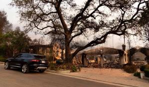 Residentes ignoran órdenes de evacuación en Los Ángeles para tratar de salvar sus casas