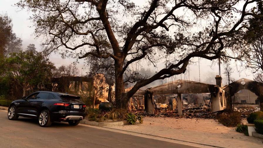 Residentes ignoran órdenes de evacuación en Los Ángeles para tratar de salvar sus casas