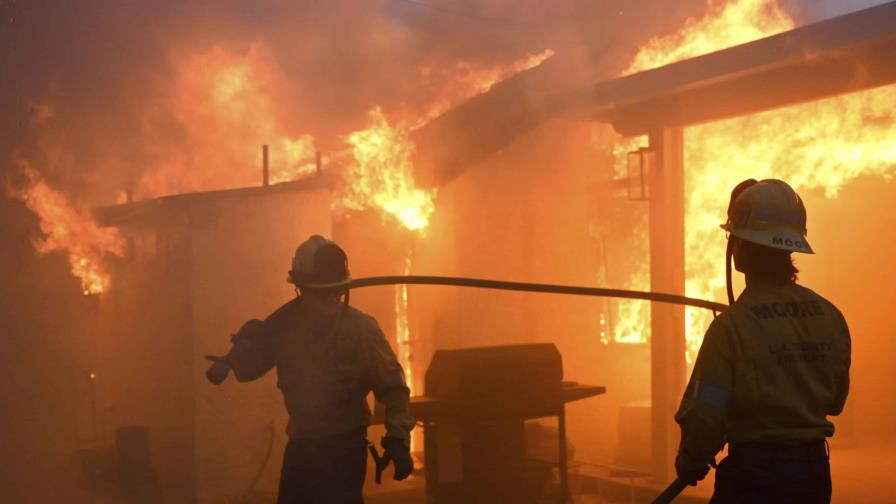 Incendios obligan a posponer partido de hockey sobre hielo; NFL y NBA monitorean situación