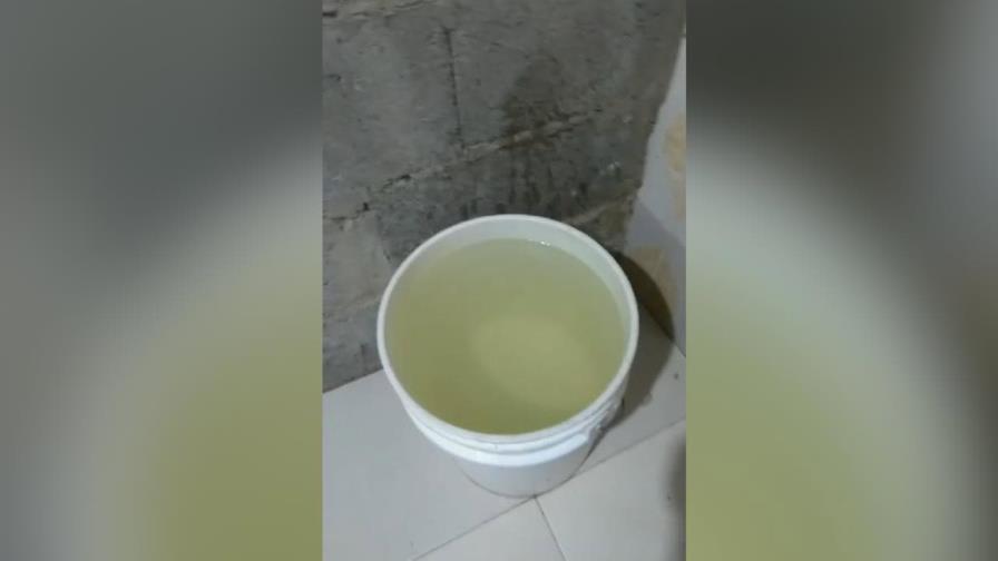 El agua potable llega turbia y con mal olor en comunidades de Santiago, según residentes