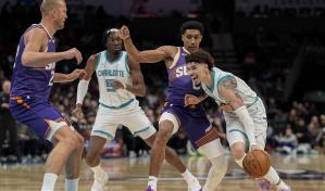 LaMelo Ball anota 32 puntos y Hornets vencen 115-104 a Suns para cortar racha de 10 derrotas
