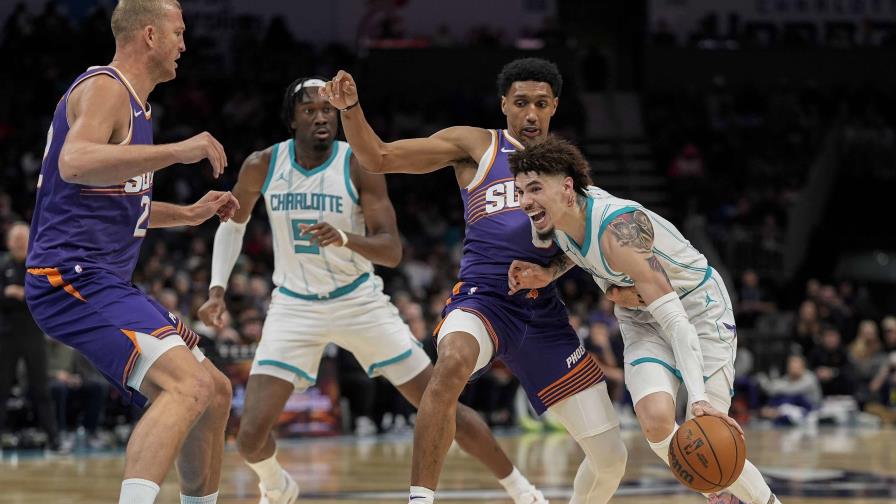 LaMelo Ball anota 32 puntos y Hornets vencen 115-104 a Suns para cortar racha de 10 derrotas