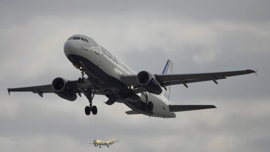 Pasajero de JetBlue abre puerta de salida de un avión antes de despegar en el aeropuerto de Boston