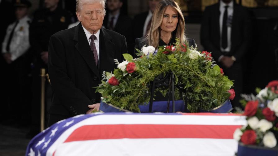 Trump se presenta a rendir homenaje ante el féretro de Jimmy Carter en el Capitolio