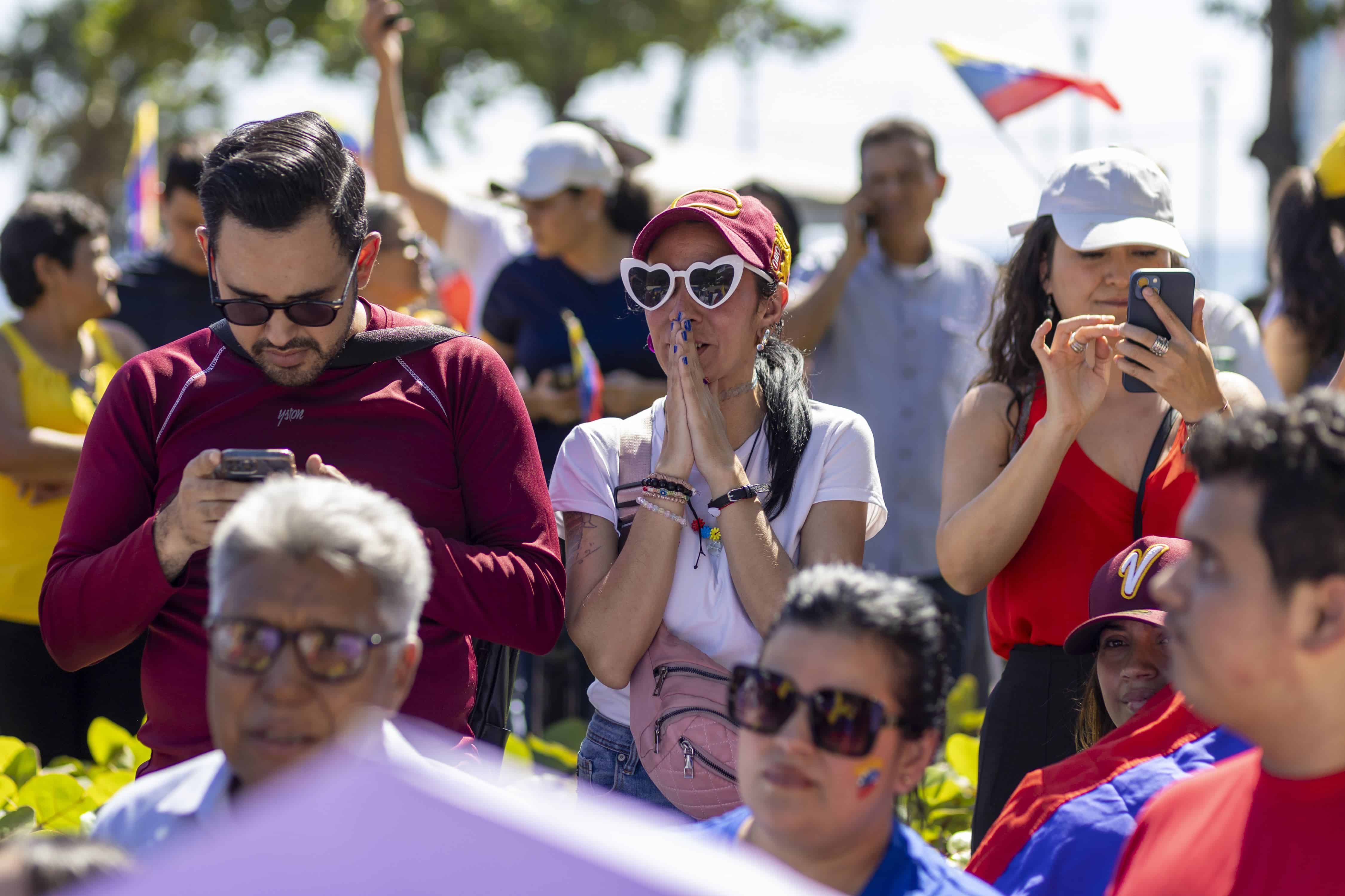 Una joven venezolana se muestra conmovida durante la concentración en la que se presentó Edmundo González tras su reunión con el presidente Luis Abinader.