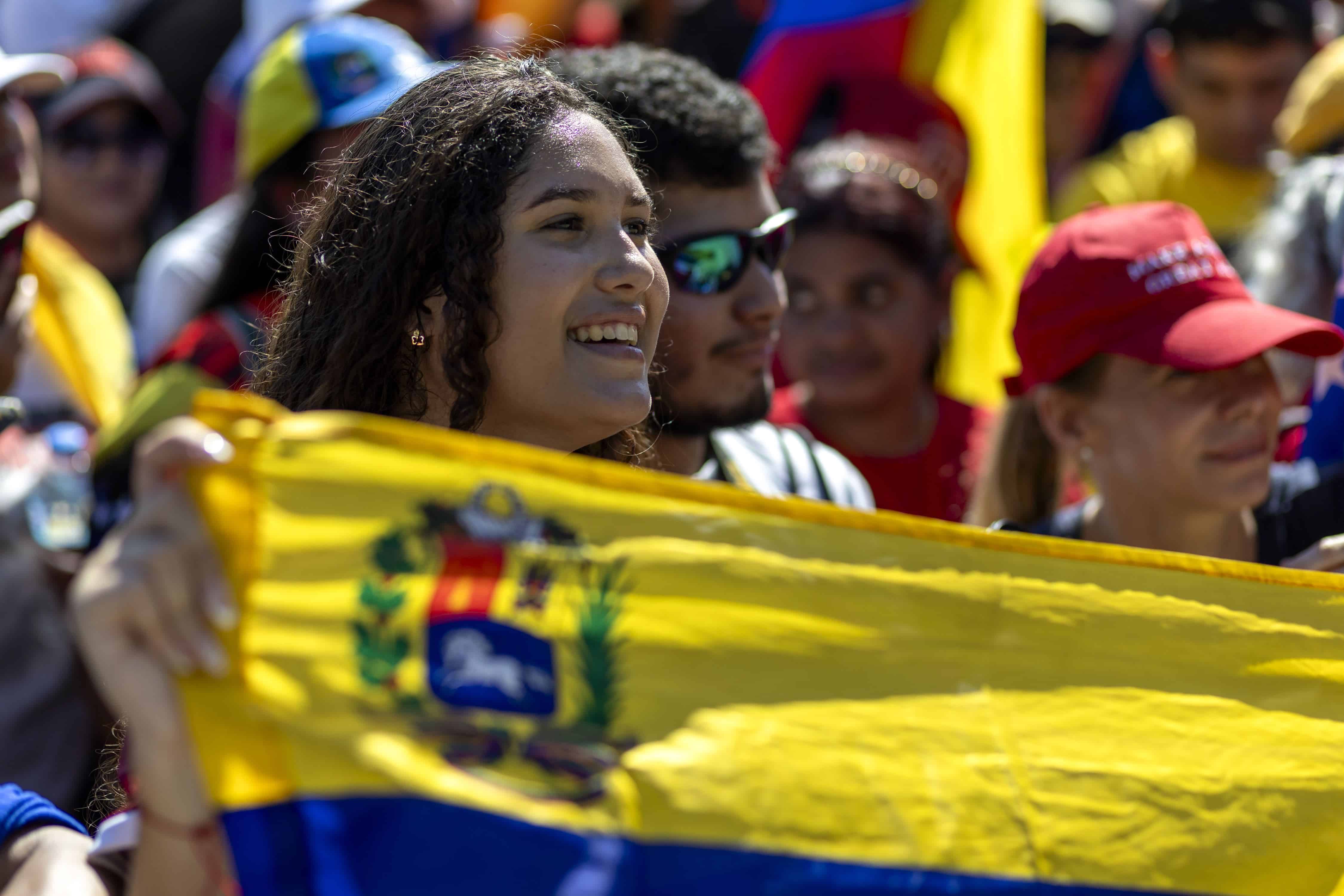 Con banderas y pancartas la juventud venezolana que hace vida en República Dominicana asistió al encuentro con Edmundo González.