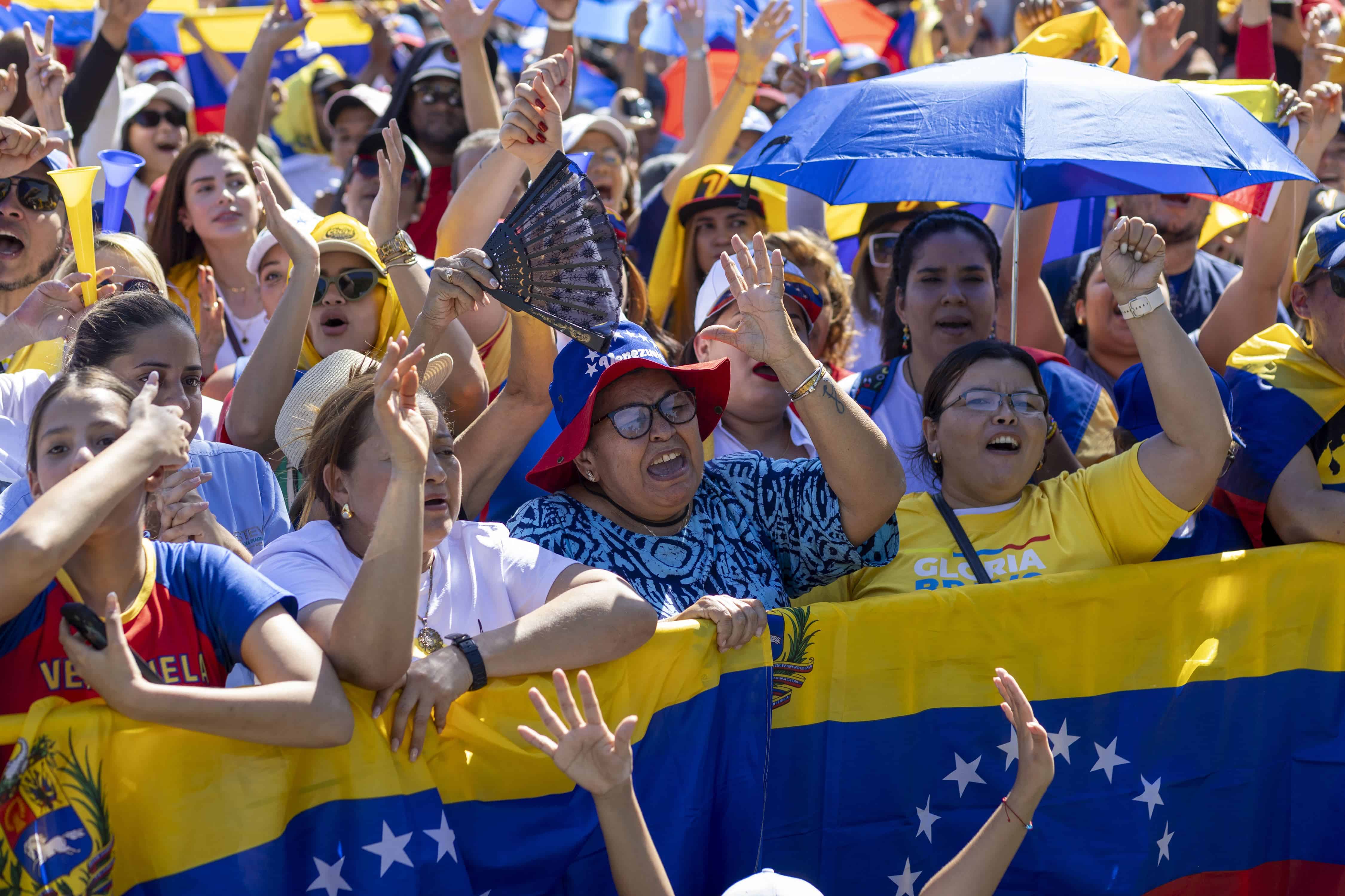 Al grito de Gloria al bravo pueblo los venezolanos que hacen vida en Santo Domingo saludaron la presencia de Edmundo González en República Dominicana.