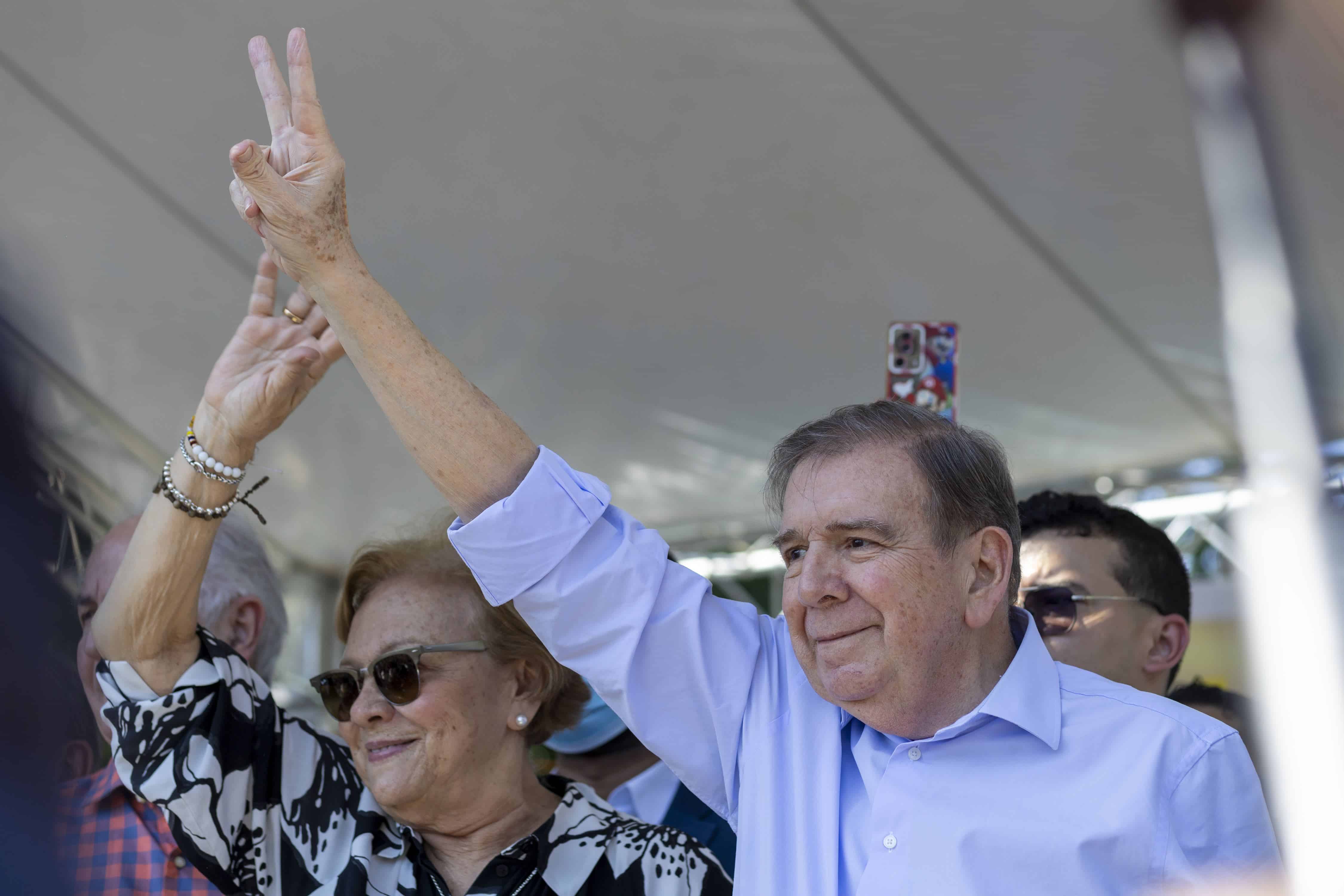 Edmundo González Urrutia es acompañado por su esposa al encuentro con la diáspora venezolana en Santo Domingo.