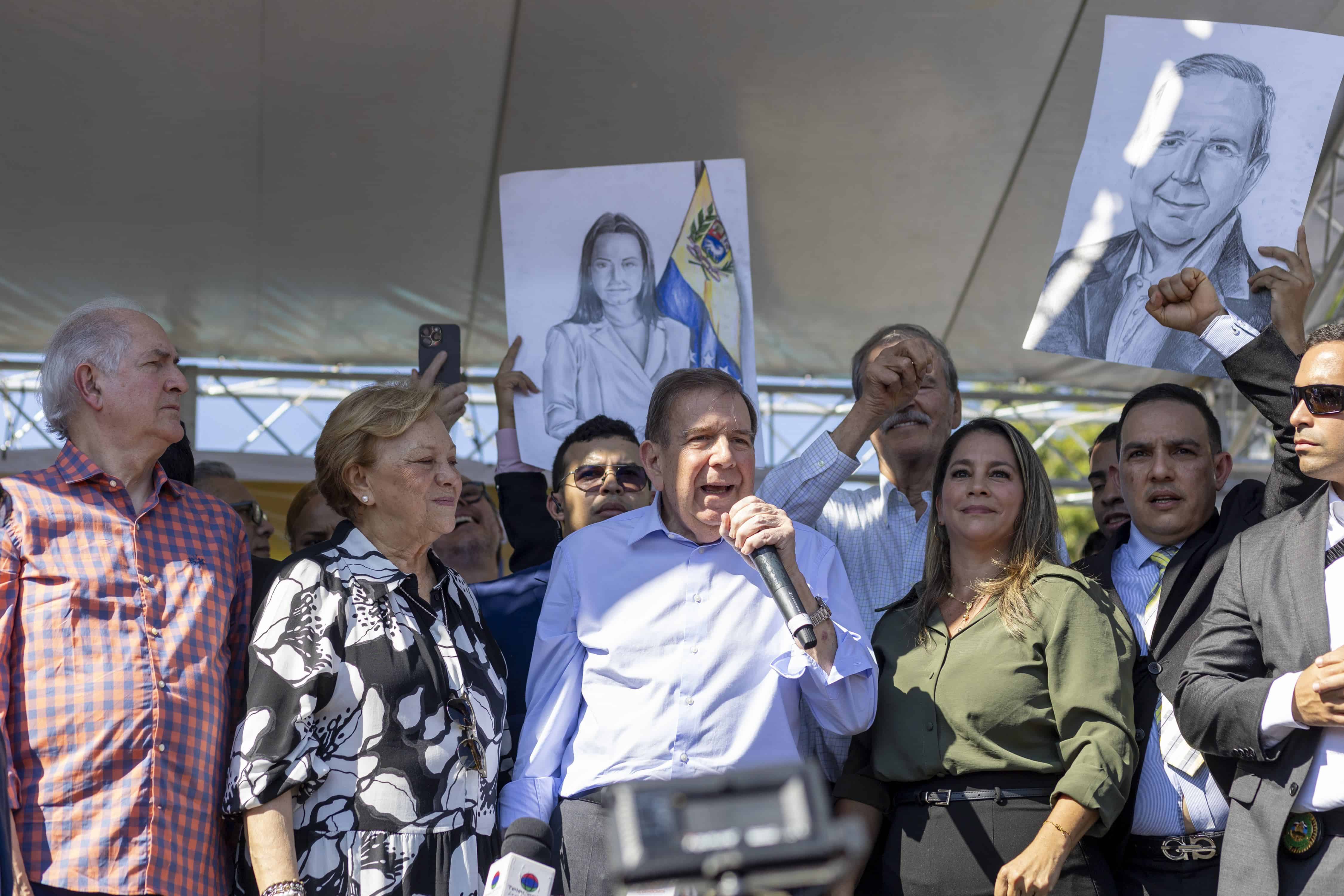 Edmundo González dirigió un mensaje a los presentes en el Parque Eugenio María de Hostos, flanqueado por el exalcalde Antonio Ledezma, su esposa, el expresidente de México Vicente Fox, el exdiputado Wilmer Azuaje y otros miembros de la diáspora venezolana en RD.