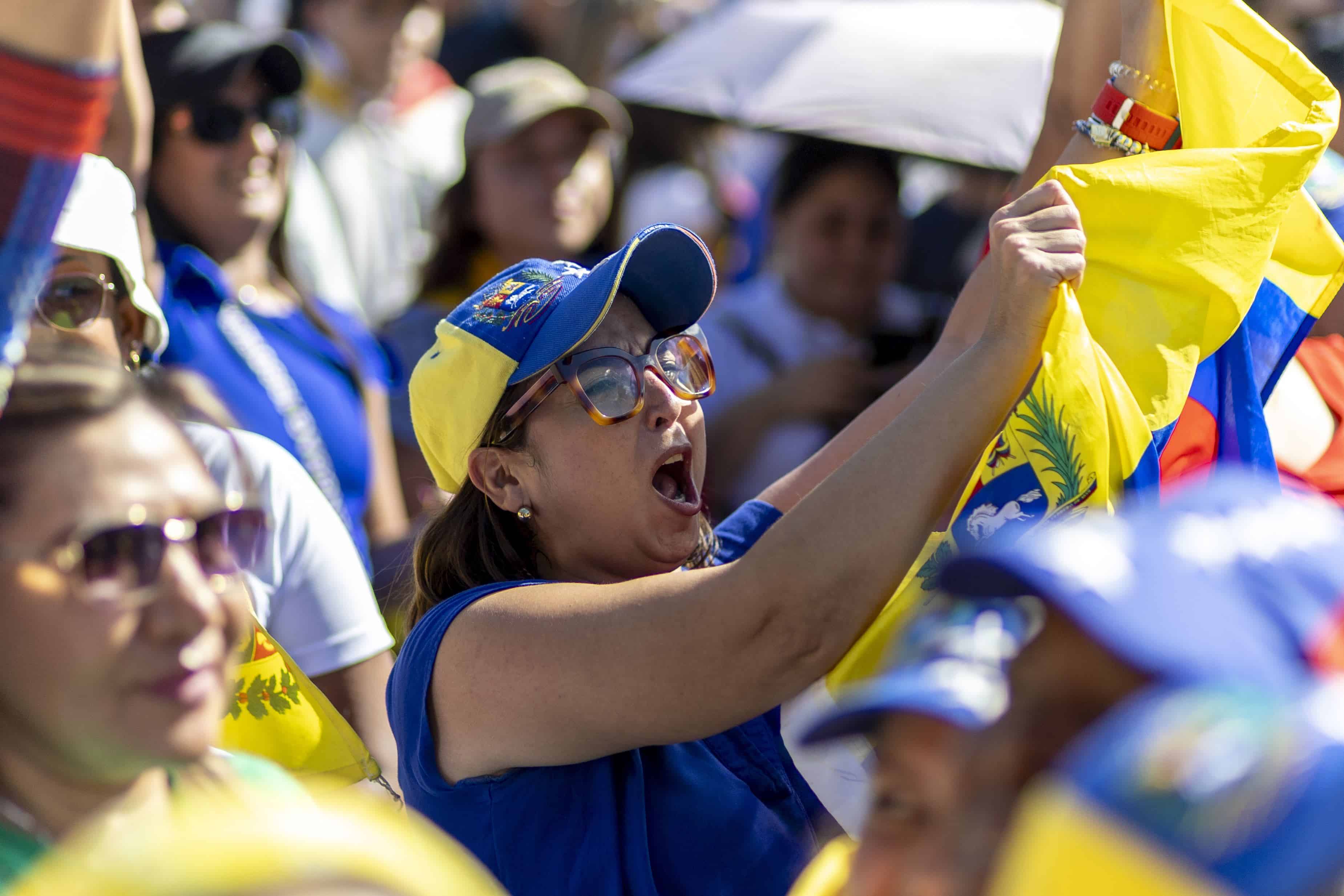 Una ciudadana venezolana no oculta su emoción ante la presencia de Edmundo González en Santo Domingo el 9 de enero de 2025.