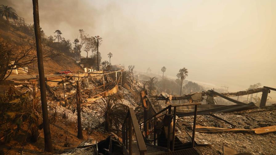 Incendios arden fuera de control en área metropolitana de Los Ángeles y dejan al menos cinco muertes