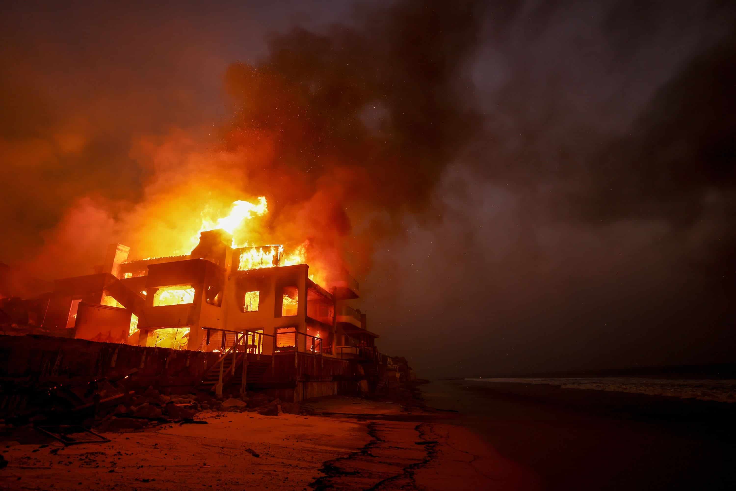 El incendio de Palisades quema una propiedad frente a la playa el miércoles 8 de enero de 2025 en Malibú, California.