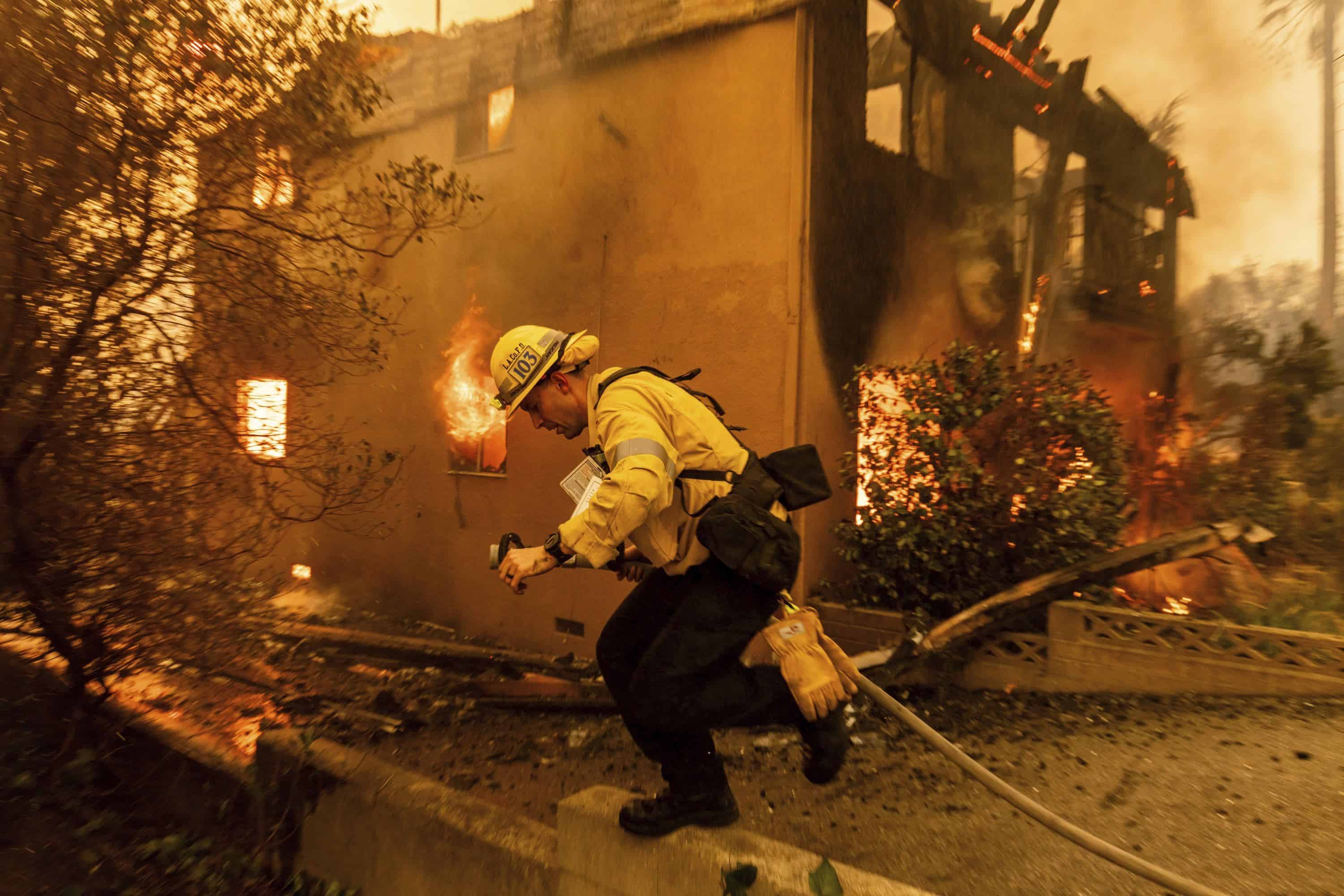 Un bombero lucha contra el fuego de Eaton el miércoles 8 de enero de 2025 en Altadena, California.