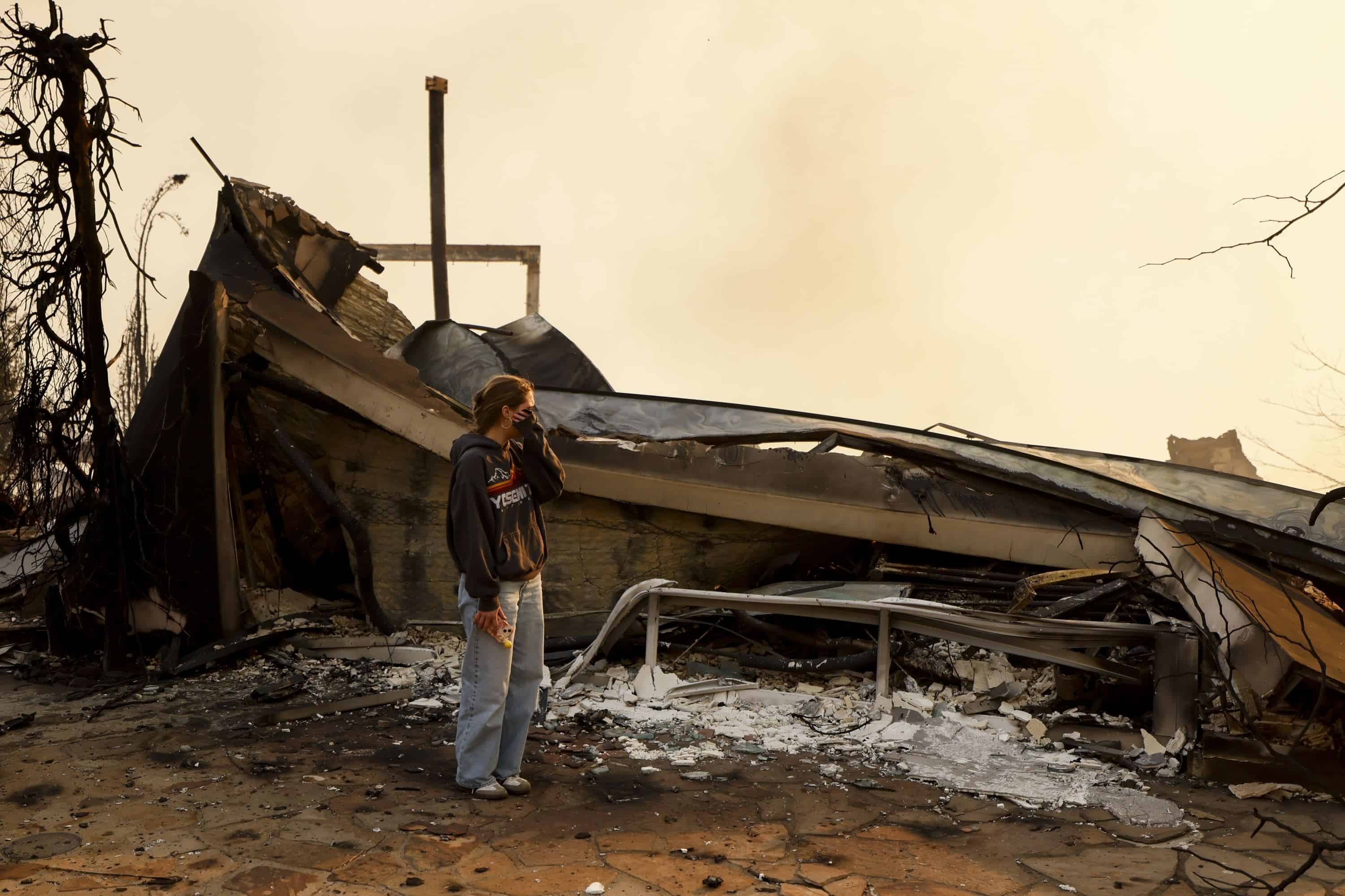 Fallon Prockiw-Kline se emociona frente a su casa que fue dañada por el incendio de Palisades, el miércoles 8 de enero de 2025, en Malibú, California.