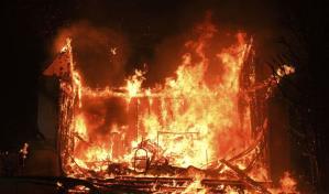 Bomberos logran avanzar en el combate de incendios forestales en Los Ángeles