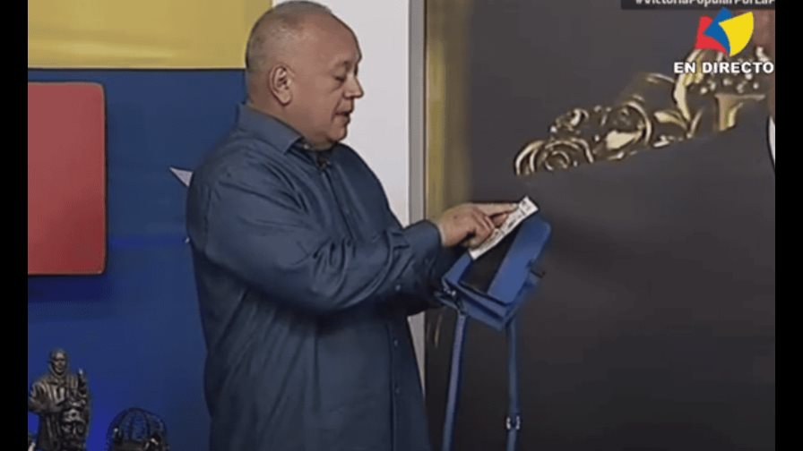 Diosdado Cabello muestra supuesta cartera azul de María Corina Machado en su programa