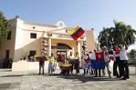 Venezolanos se congregan cerca del Palacio Nacional por visita de Edmundo González