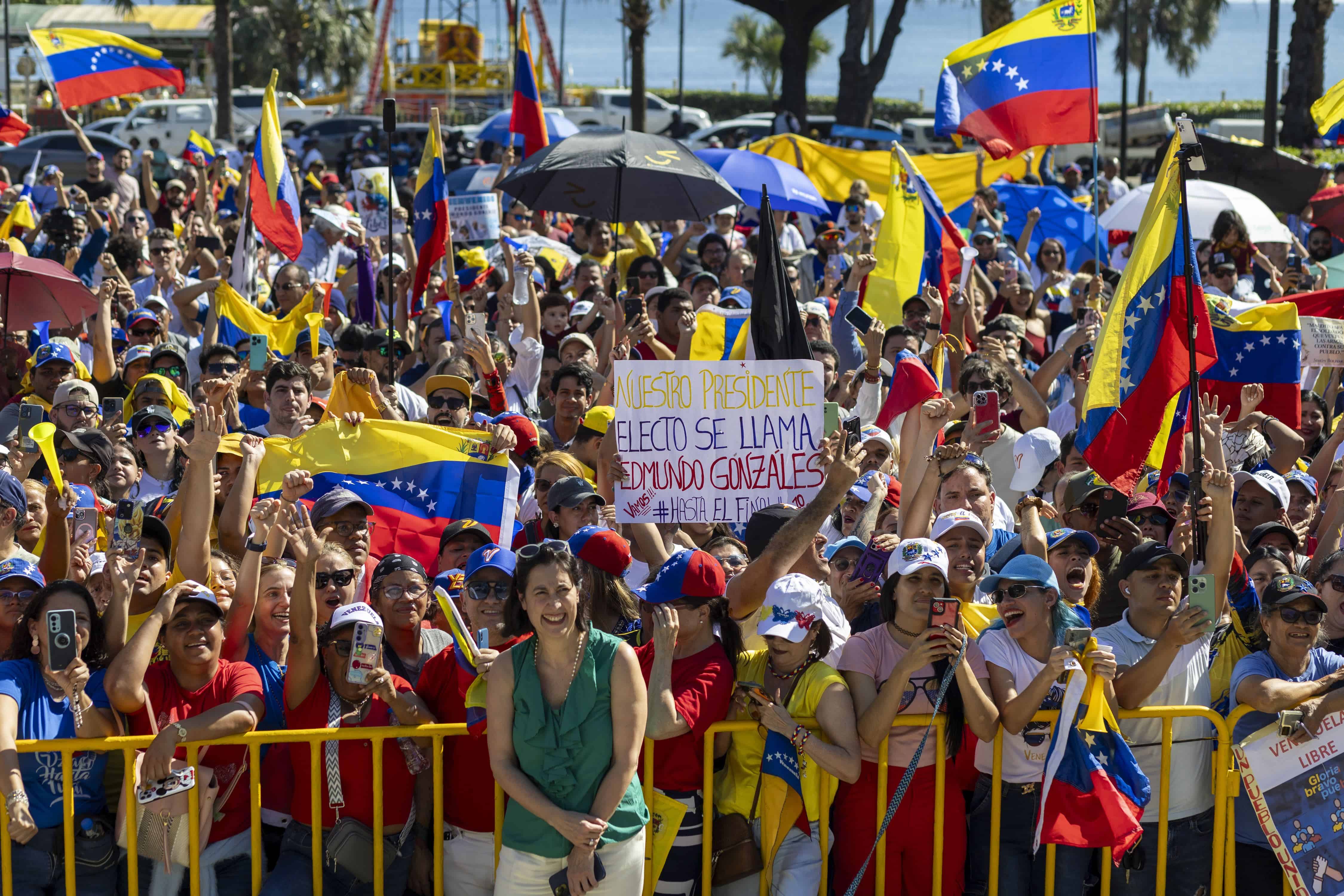 EN FOTOS | Venezolanos se encuentran con Edmundo González Urrutia en Santo Domingo