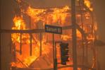 Más de 100,000 personas evacuadas en Los Ángeles por los incendios, que dejan cinco muertos