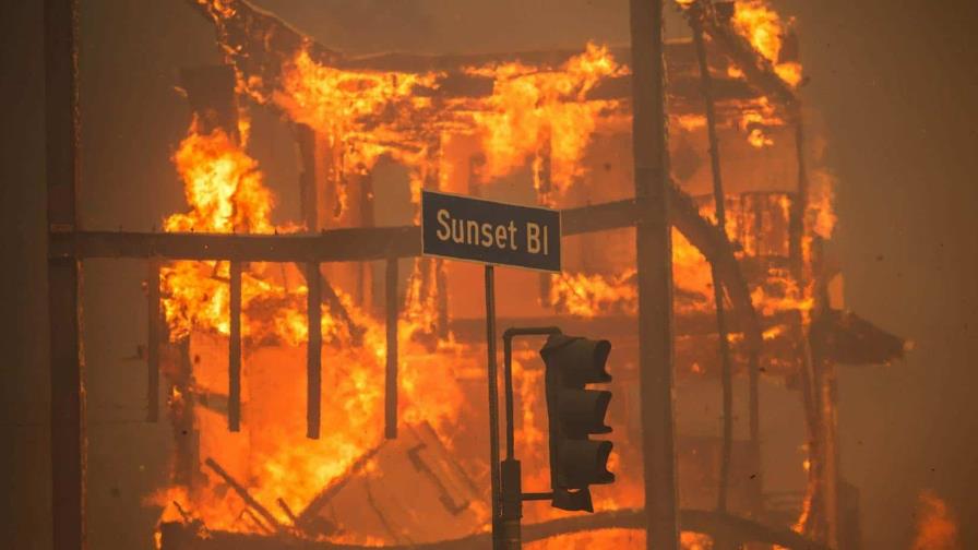 Más de 100,000 personas evacuadas en Los Ángeles por los incendios, que dejan cinco muertos