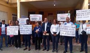 Profesores paralizan docencia en escuela de Santiago en demanda de mejores condiciones laborales