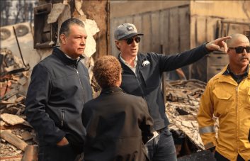 Gobernador de California se defiende y crítica a Trump por politizar mortales incendios