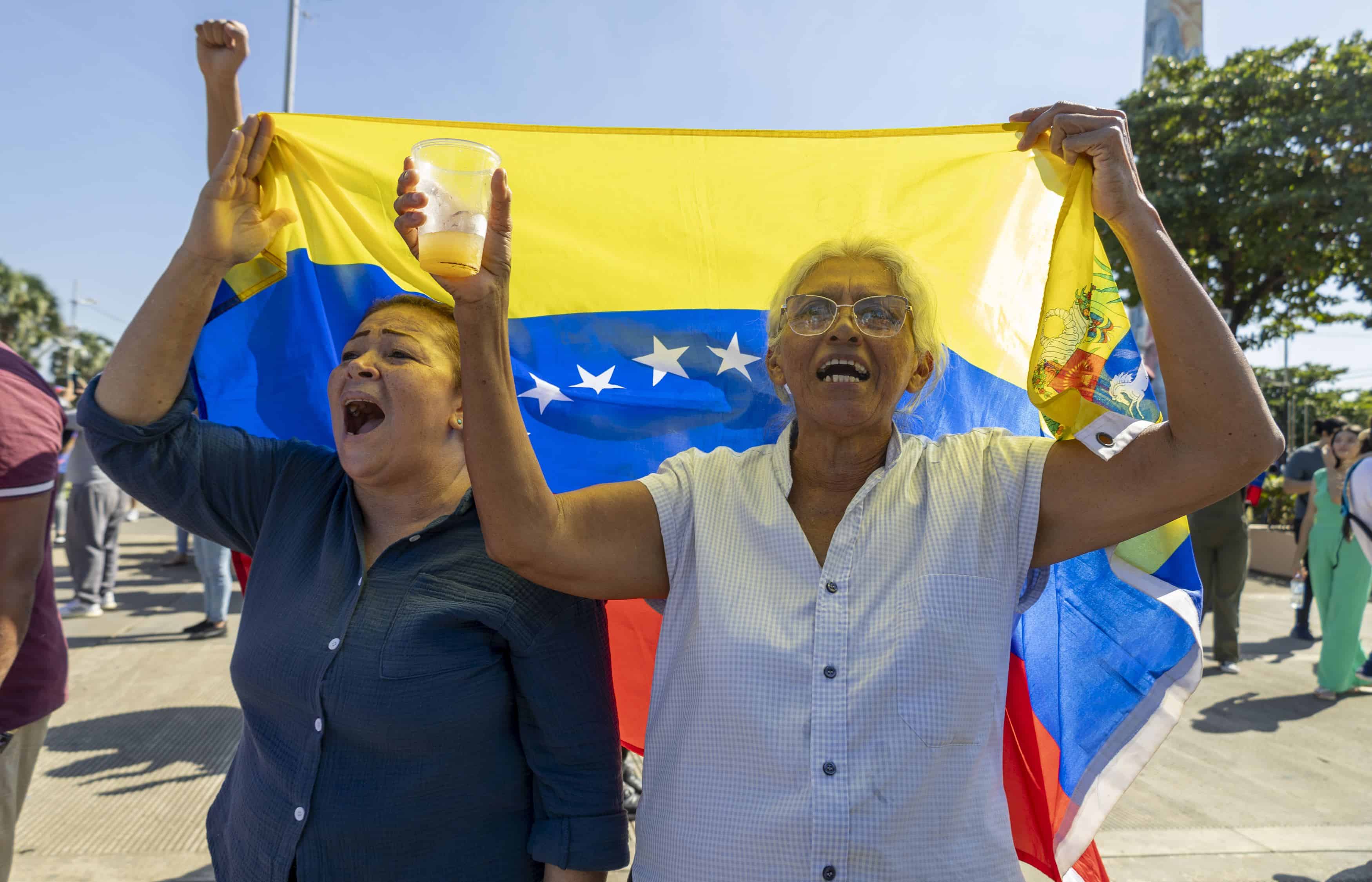 Con banderas y bajo el inclemente sol que abrazó la tarde de Santo Domingo, los venezolanos se dieron cita en el Parque Eugenio María de Hostos.