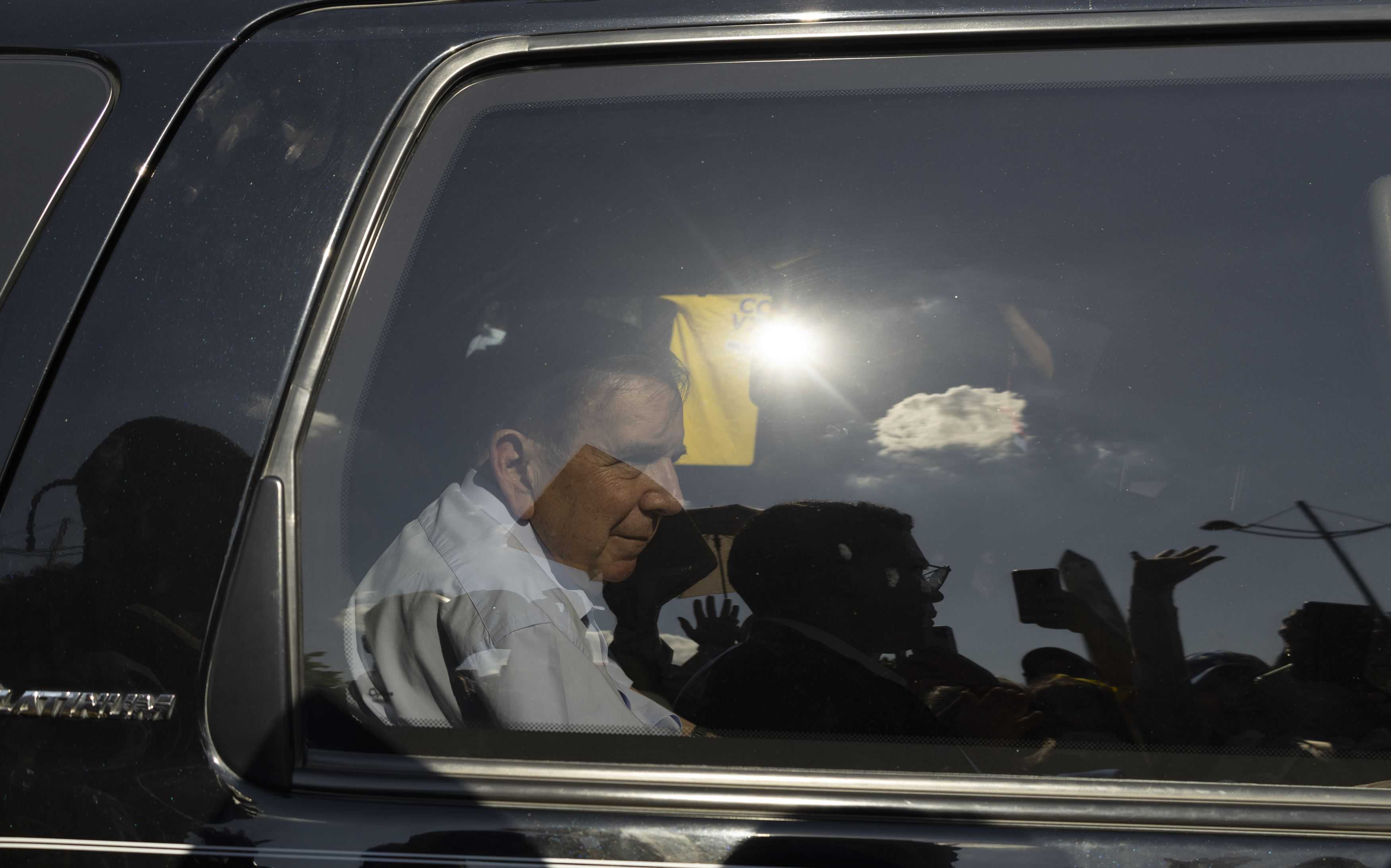 Custodiado por agentes de seguridad y en un vehículo blindado, Edmundo González arribó al Parque Eugenio María De Hostos tras su encuentro con el presidente Luis Abinader.