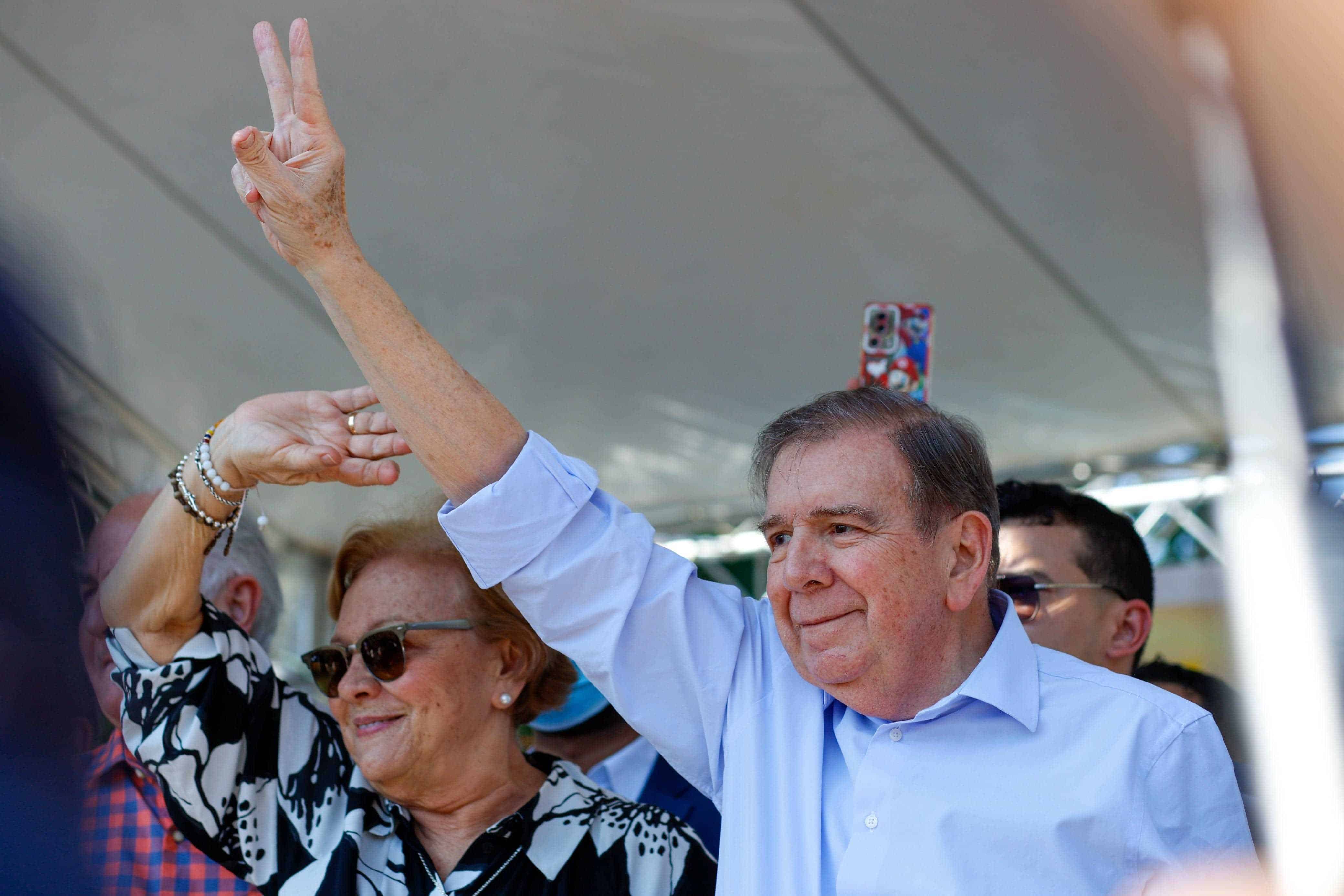 Edmundo González en la concentración del Parque Eugenio María de Hostos.