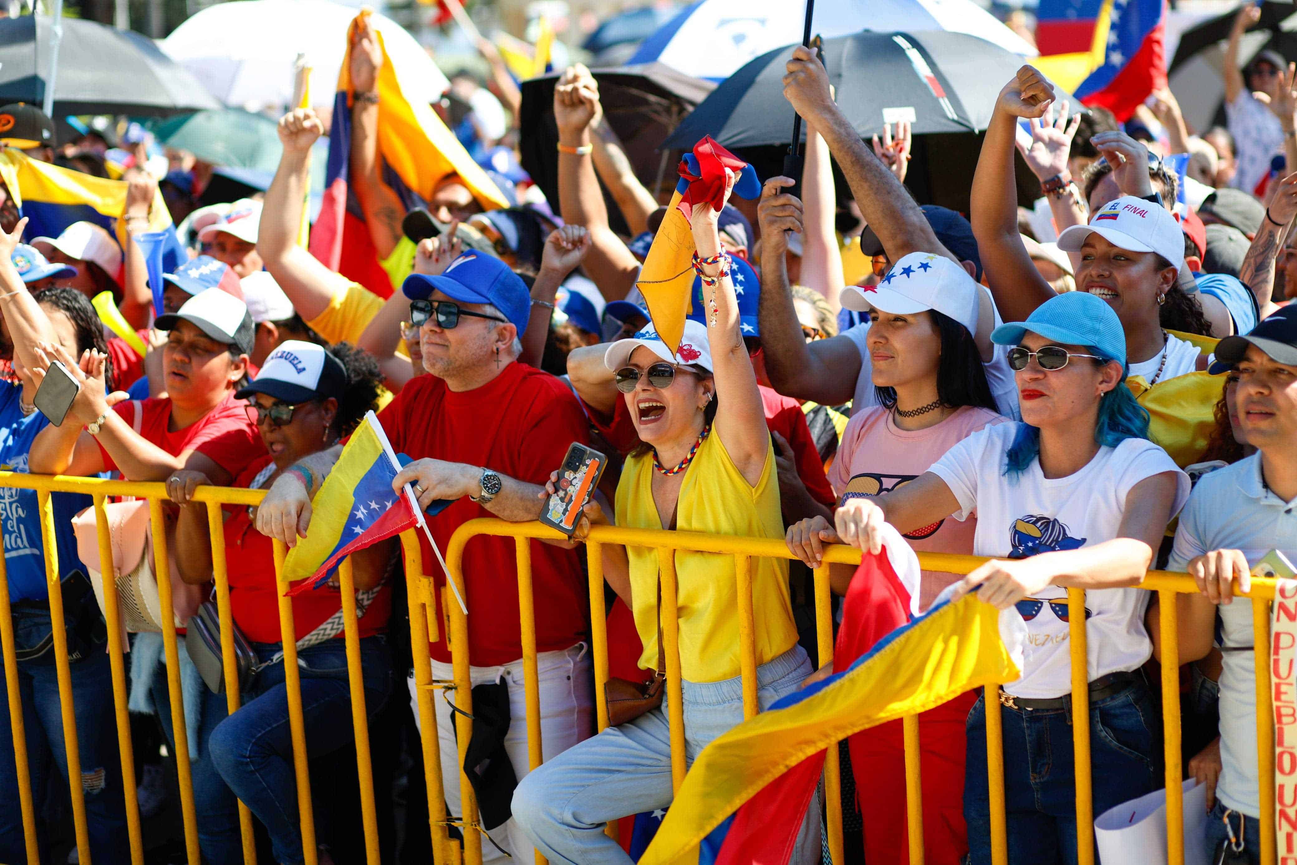 Con banderas en mano y pancartas venezolanos residentes en República Dominicana clamaron libertad por su país.