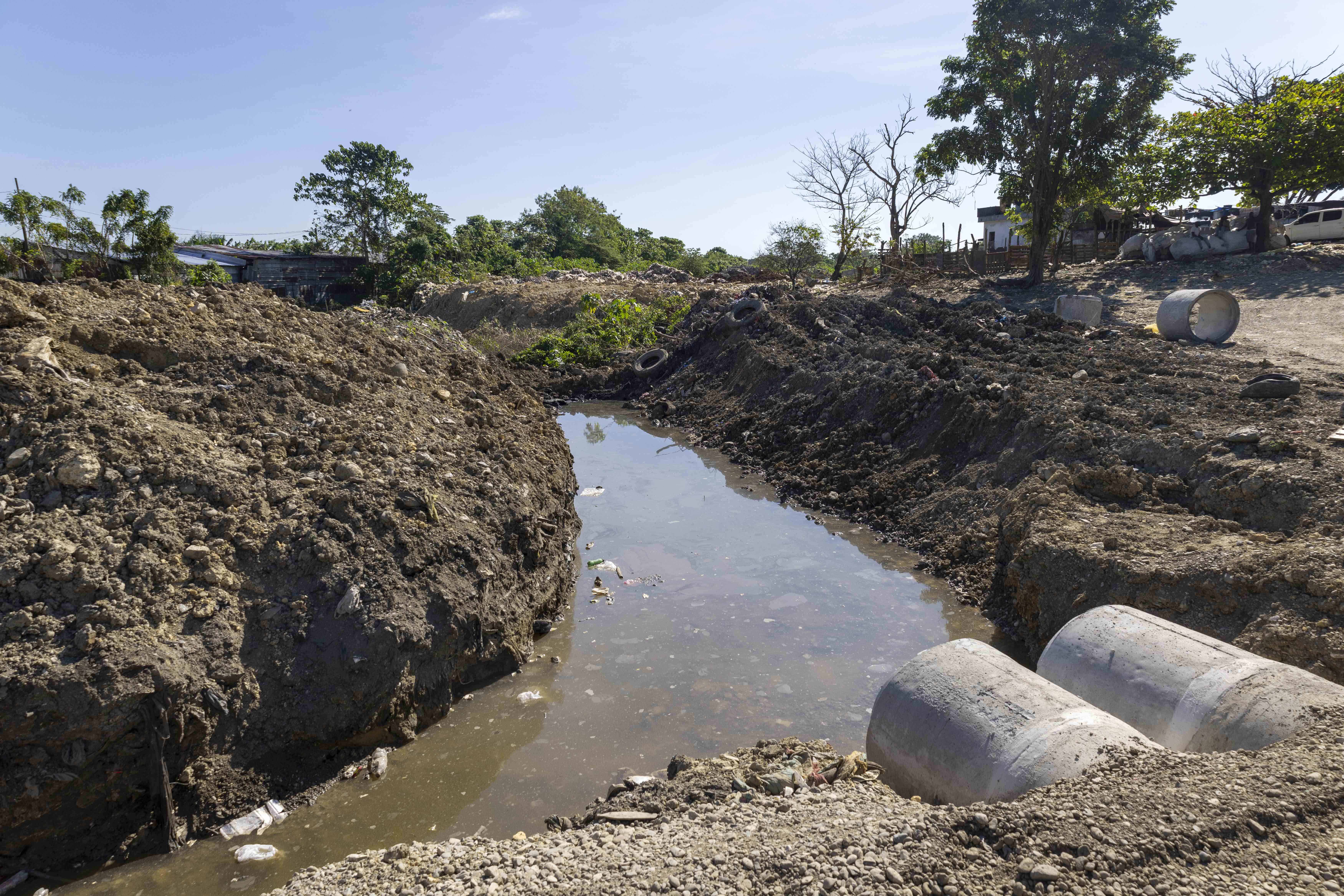 Parte del drenaje pluvial de la vía