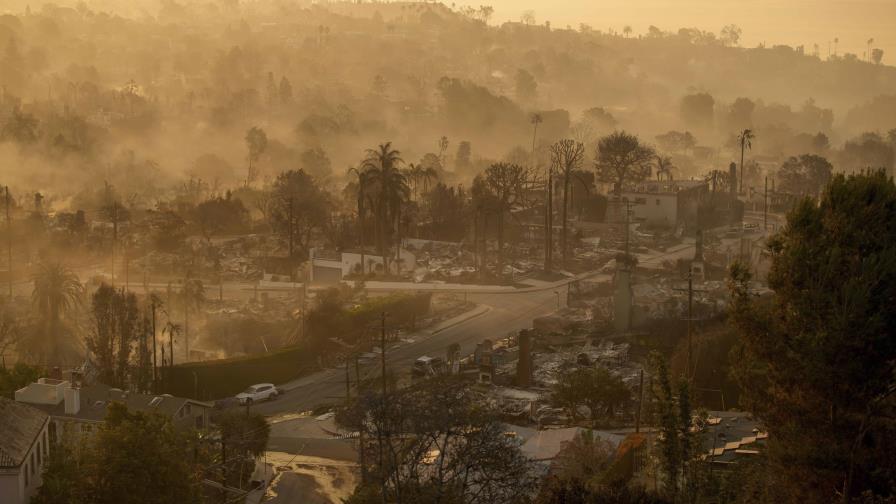 Aumenta a once el número de muertos por los incendios activos de Los Ángeles