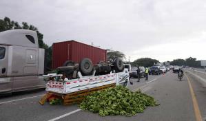 Se vuelca camión cargado de guineos en la autopista Duarte, en el tramo La Vega