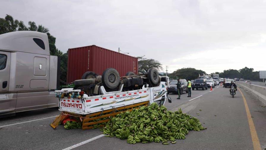 Se vuelca camión cargado de guineos en la autopista Duarte, en el tramo La Vega