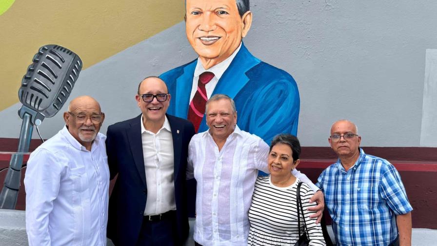 Homenaje a Leonardo Aguilera y otros comunicadores emblemáticos con develación de mural en Santiago