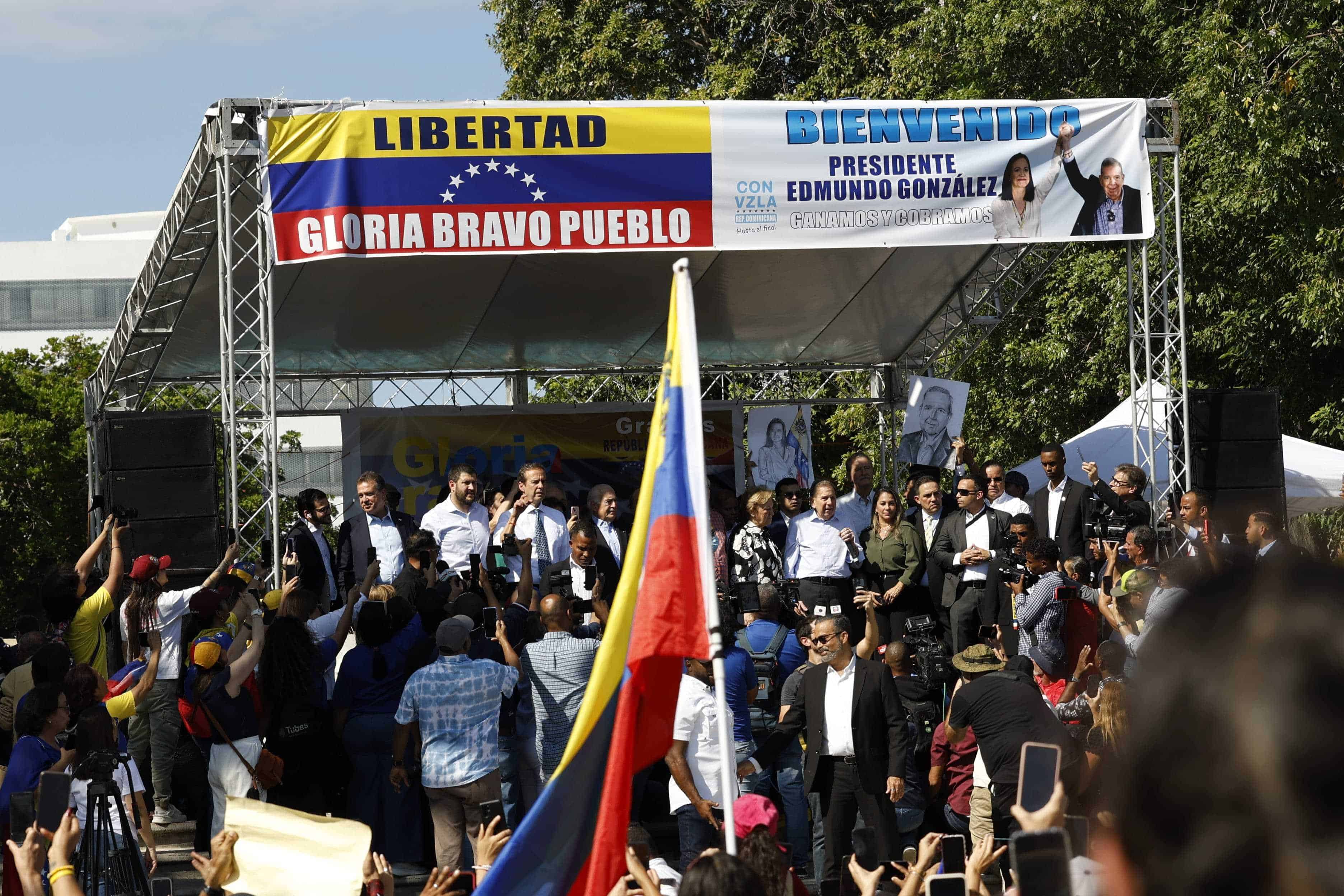 Los venezolanos residentes en el país acudieron a apoyar a González en el Parque Eugenio María de Hostos.